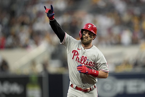 Wheeler, HRs lift Phillies in opener