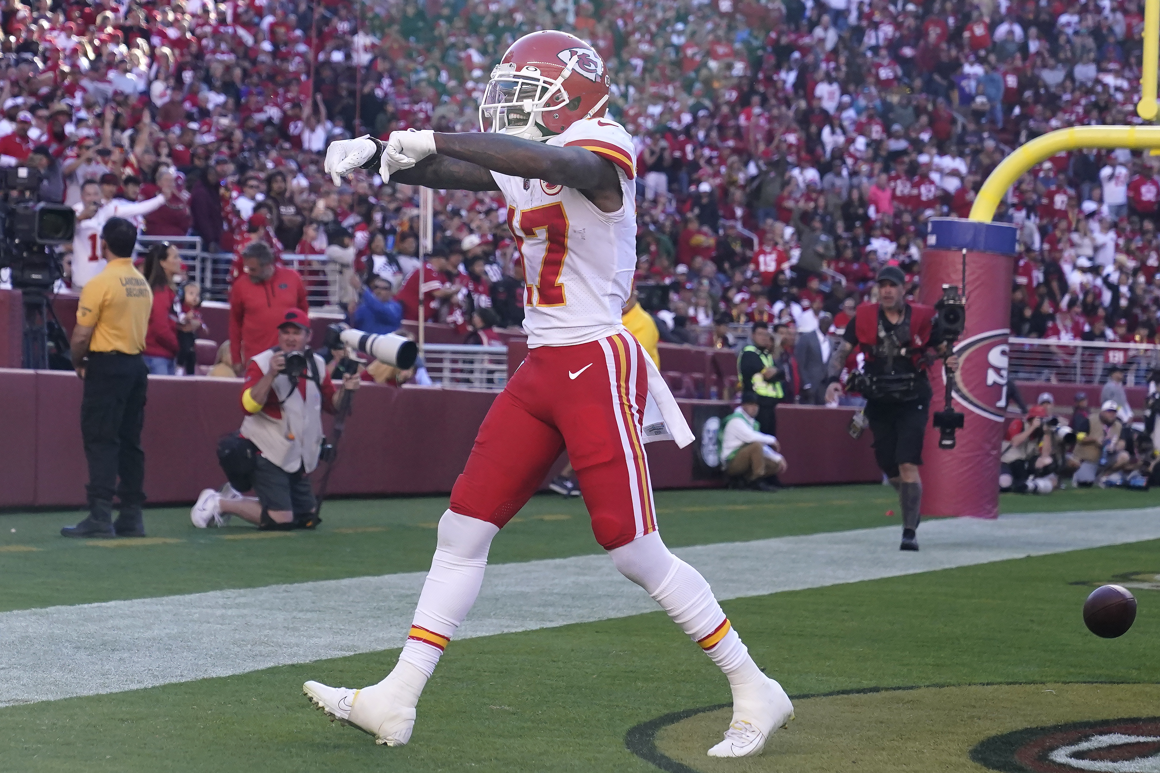 Chiefs, Mahomes overcome rough start for easy victory