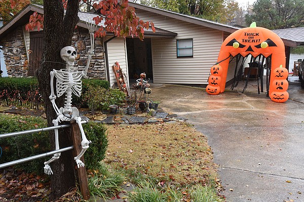 Bella Vistans offer drive-by Halloween fun - Vimarsana News