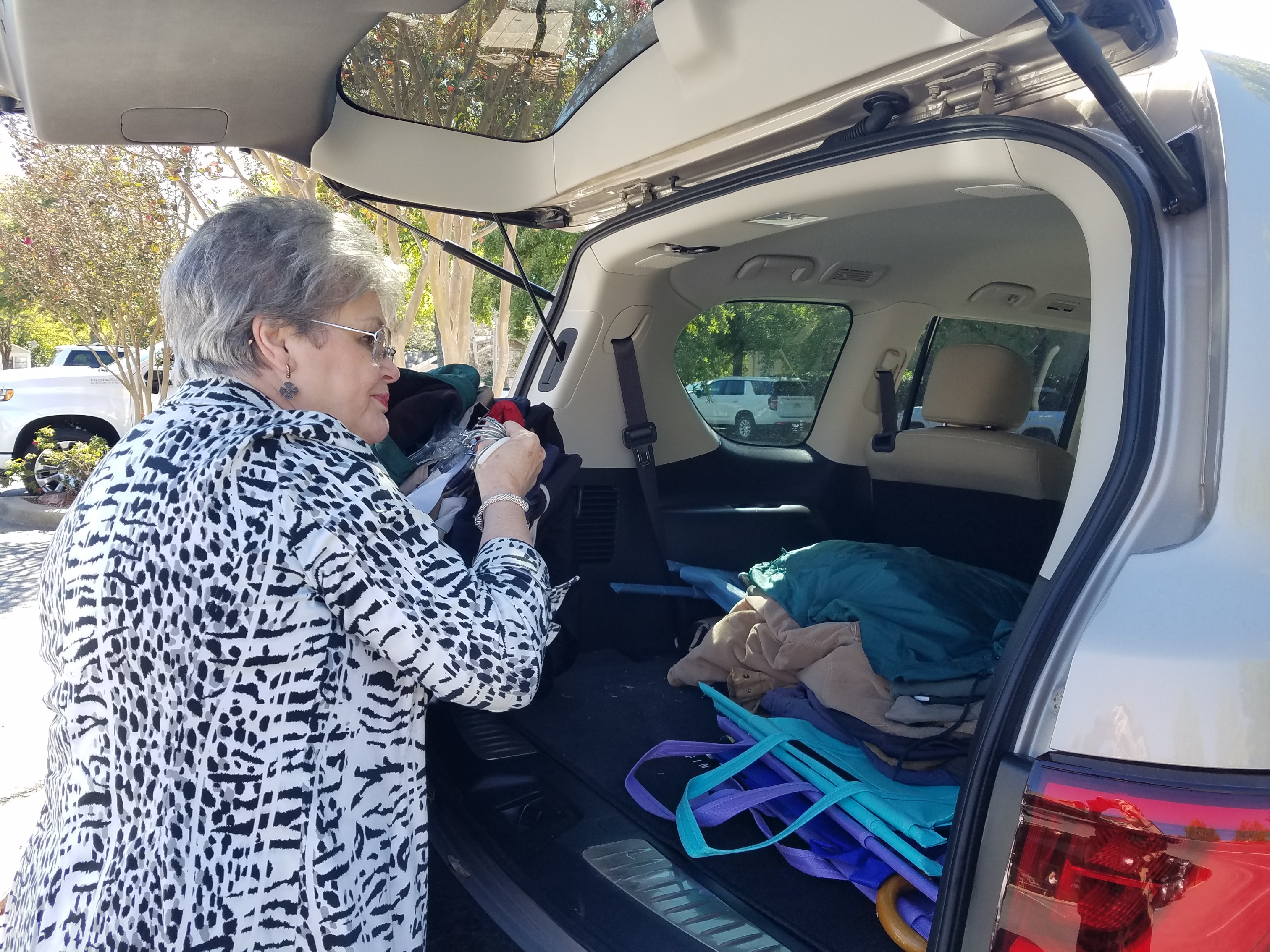 Groups give coats to veterans in need