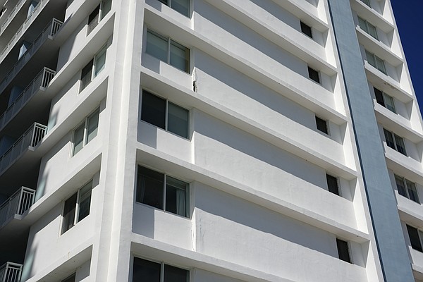 Miami Beach condo called unsafe; residents forced to go - Vimarsana News