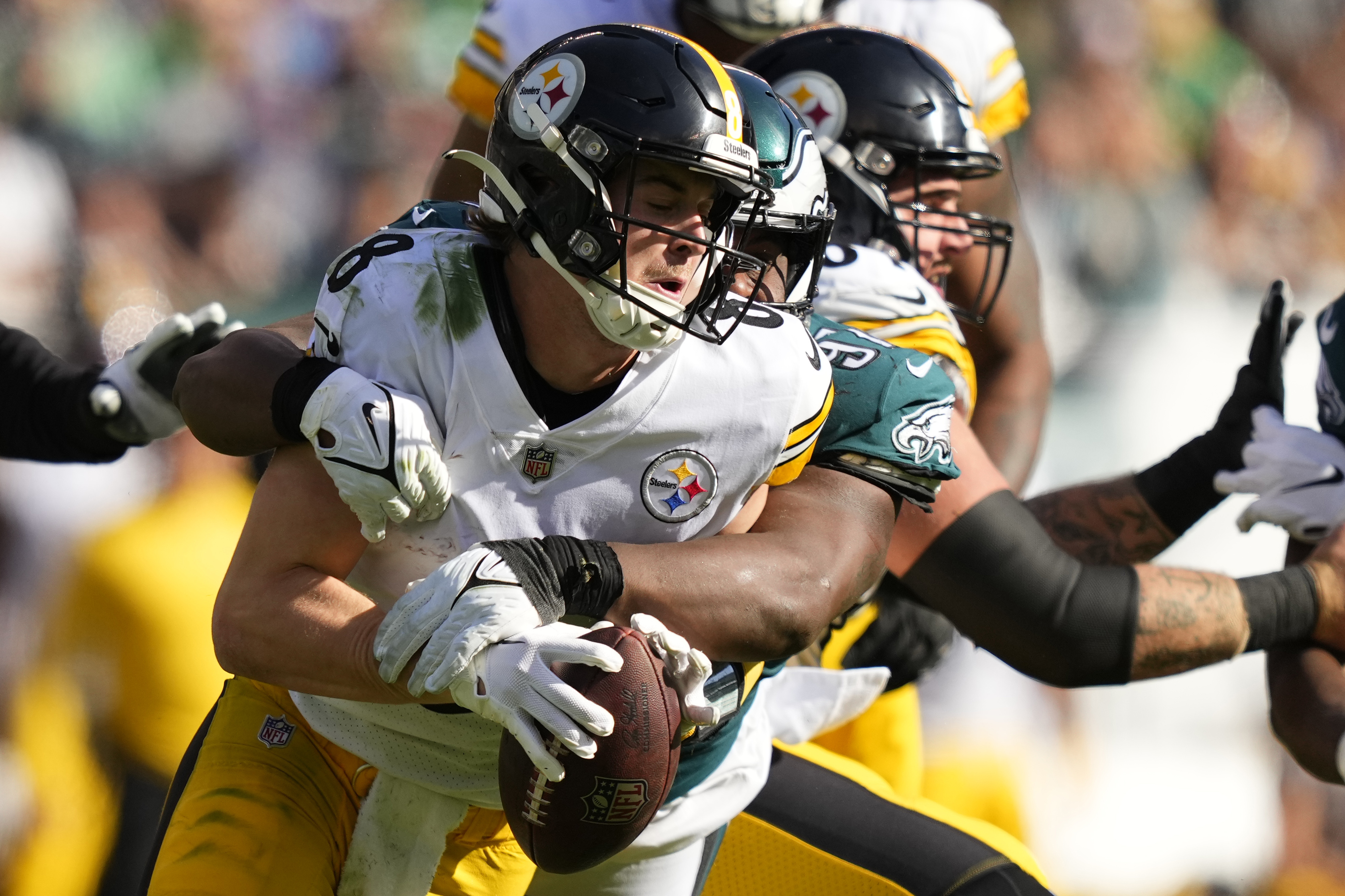 A.J. Brown Runs Wild; Steelers Bashed by Eagles, 35-13