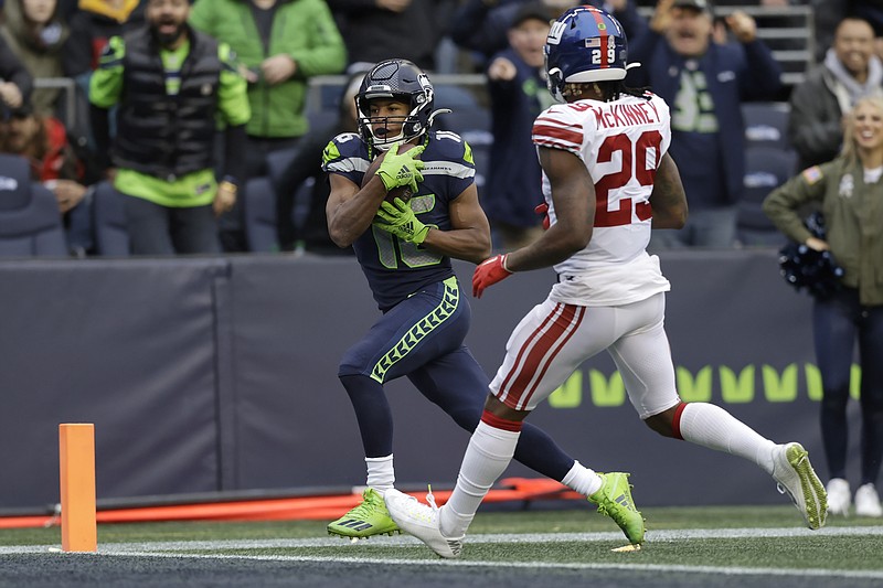 Unfazed by errors, Lockett puts moves on Giants
