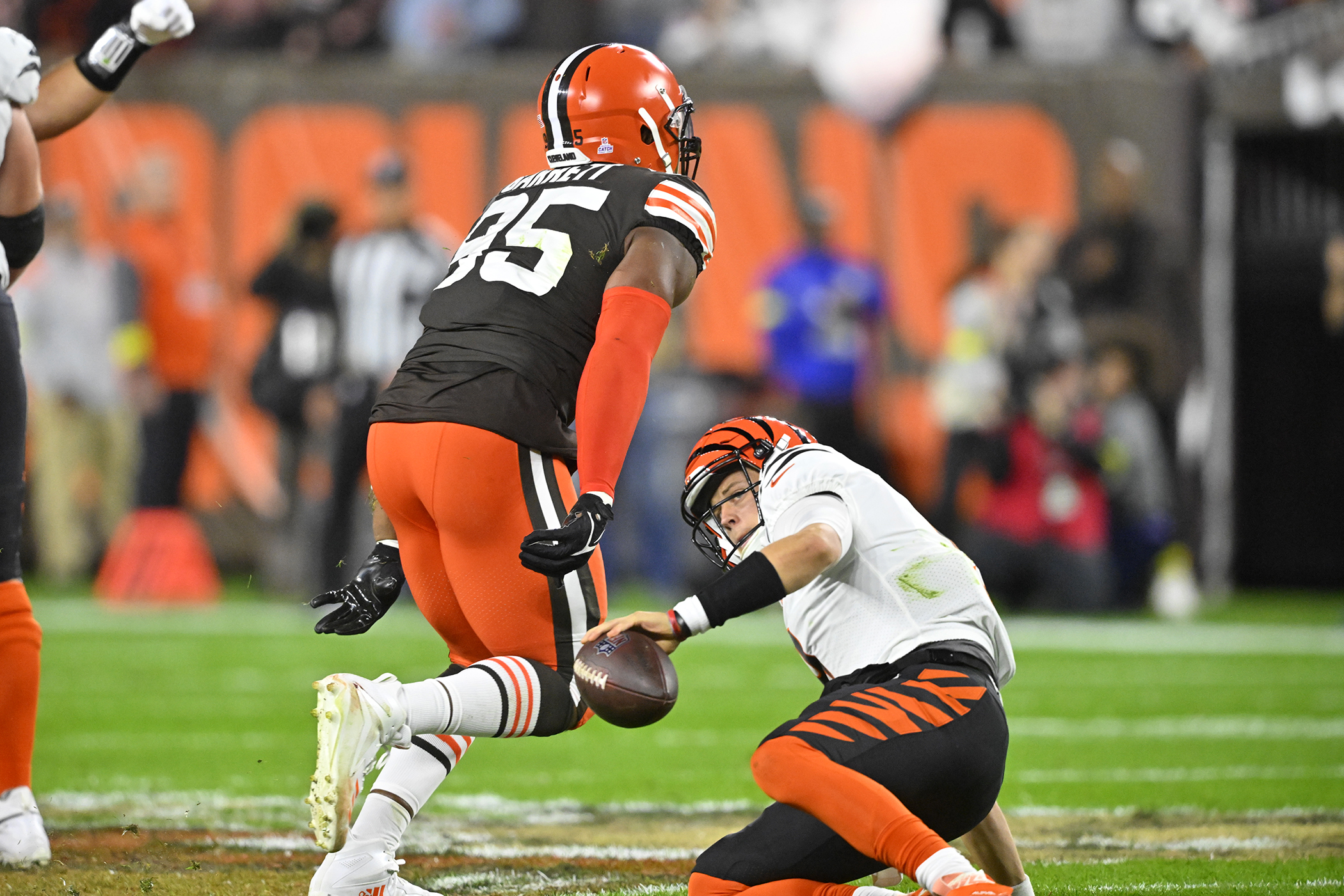 Chubb runs for 2 scores as Browns blast Bengals