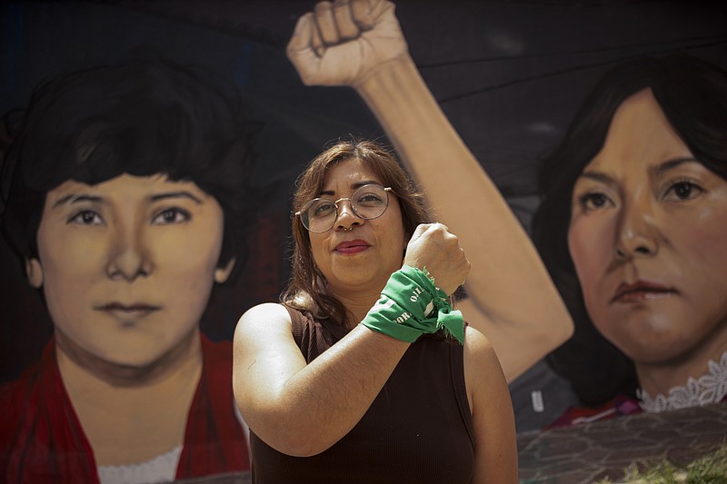 La activista por el derecho al aborto, Paulina Córdoba, integrante de la organización La Campamenta, posa para una foto con un pañuelo verde en su muñeca, en Oaxaca, México, el viernes 14 de octubre de 2022. El color verde se ha convertido en un símbolo del derecho al aborto alrededor del mundo. (AP Foto/María Alférez)