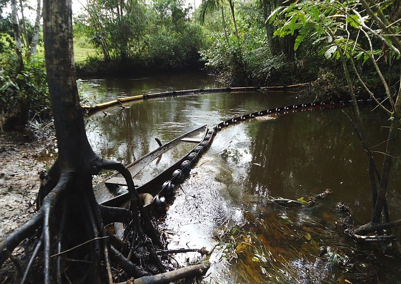 Esta foto de junio de 2015 proporcionada por la Comisión Intereclesial de Justicia y Paz de Colombia, muestra un derrame de petróleo en el río Chufiya, en la región de Putumayo, en Colombia. (Foto, Comisión Intereclesial de Justicia y Paz vía AP)