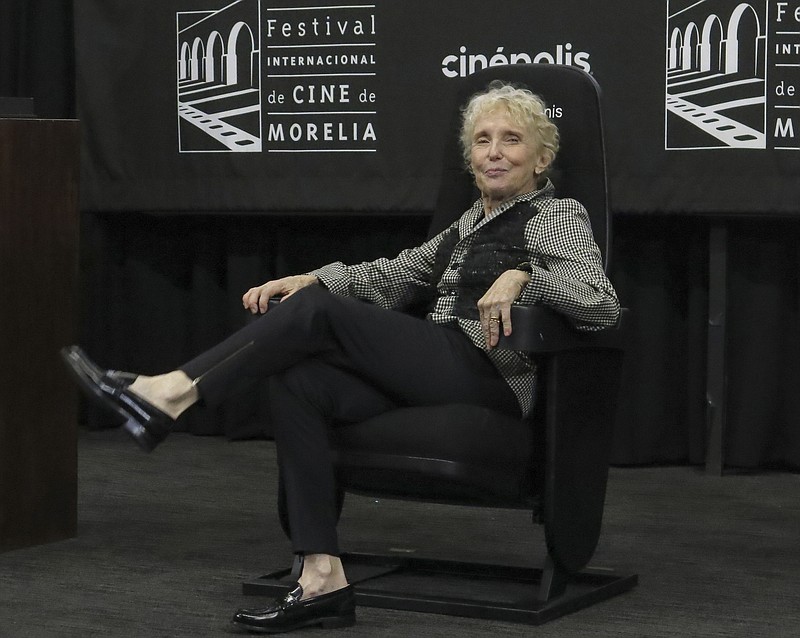 La cineasta francesa Claire Denis devela una butaca con su nombre en el Festival Internacional de Cine de Morelia en Morelia, México, el 24 de octubre de 2022. (Foto AP/Berenice Bautista)