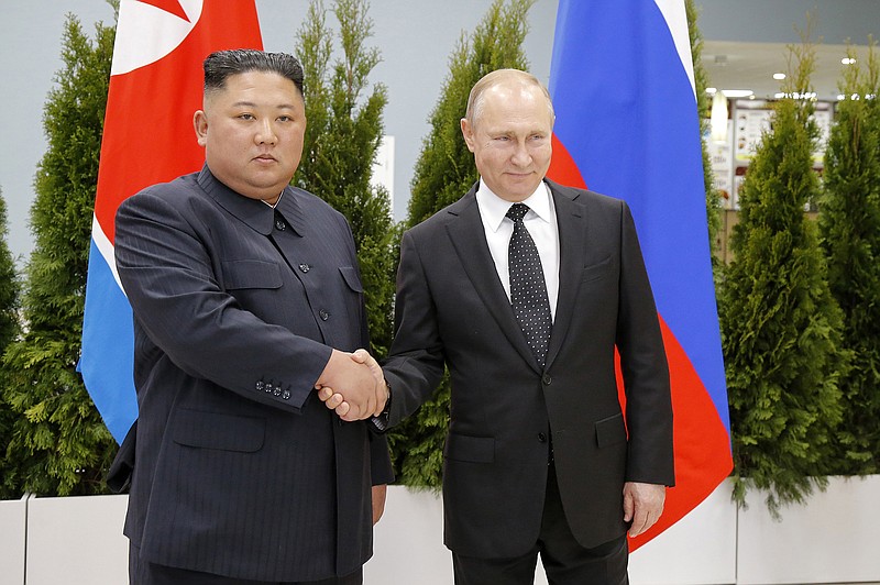 ARCHIVO _ El presidente ruso Vladimir Putin y el líder de Corea del Norte Kim Jong Un se estrechan las manos durante un encuentro en Vladivostok, Rusia, el 25 de enero del 2019. . (AP Foto/Alexander Zemlianichenko, Pool)