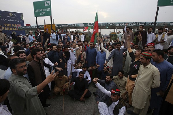 Pakistans Ex Pm Khan Pauses Protest March After Shooting 