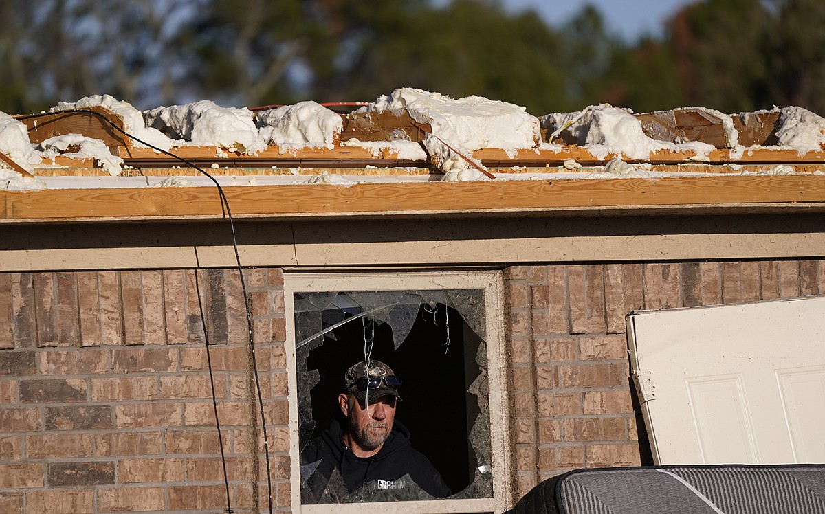 Tornadoes hit Texas and Oklahoma, killing two, flattening buildings ...