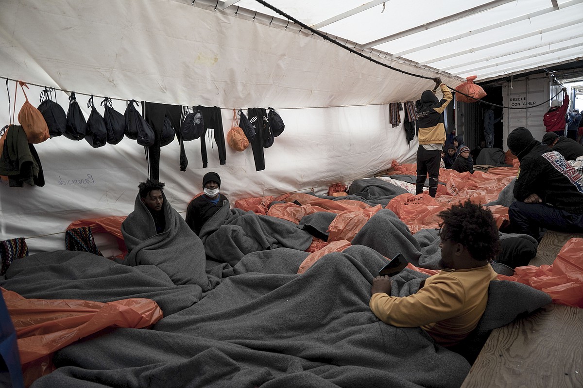 Italy allows rescue ship to enter port