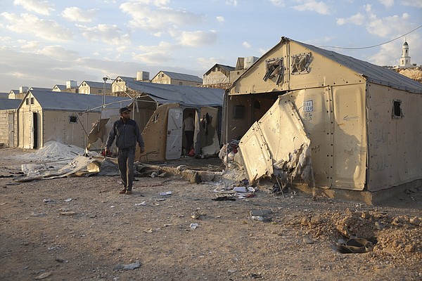 Syrian tent settlements shelled; 10 die