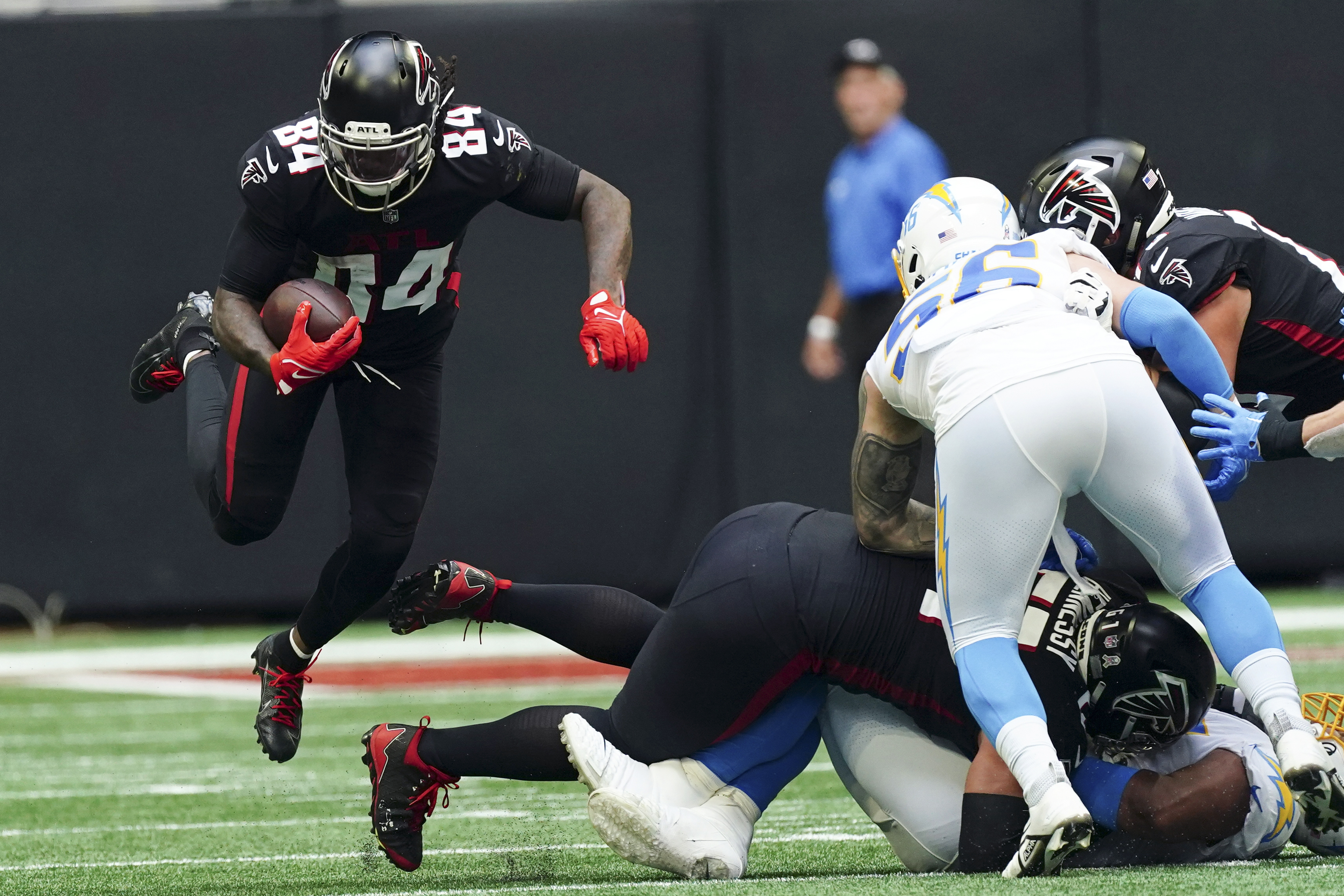 CHARLOTTE, NC - NOVEMBER 10: Atlanta Falcons running back Cordarrelle  Patterson (84) during an NFL football game between the Atlanta Falcons and  the Carolina Panthers on November 10, 2022, at Bank of