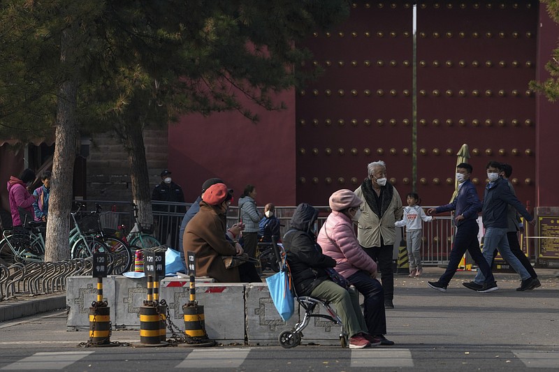 Gente con cubrebocas en un parque público que se ordenó cerrar como parte de los controles contra el COVID-19 en Beijing, el jueves 10 de noviembre de 2022. (Foto AP/Andy Wong)