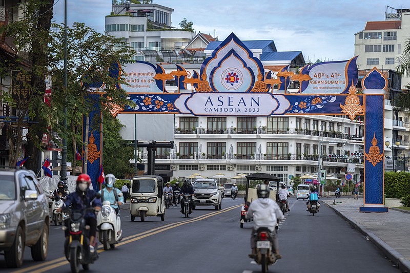 Esta foto del 10 de noviembre del 2022 en Phnom Penh, Camboya, muestra un cartel que anuncia el inicio de la cumbre de la Asociación de Países del Sureste Asiático (ASEAN).  (AP Foto/Anupam Nath)