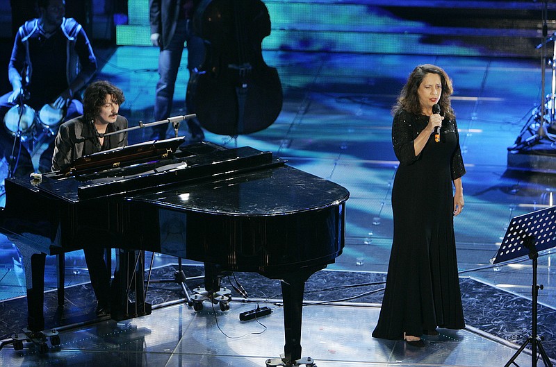 ARCHIVO - Sergio Cammariere canta "L'amore non si spiega" con la cantante brasileña Gal Costa durante el concurso musical "Festival di Sanremo" en San Remo, Italia, el 28 de febrero de 2008. Costa, ícono de Tropicalia y de la música popular brasileña con la que disfrutó de una carrera que abarcó seis décadas, falleció el 9 de noviembre de 2022 a los 77 años. (Foto AP/Antonio Calanni, archivo)