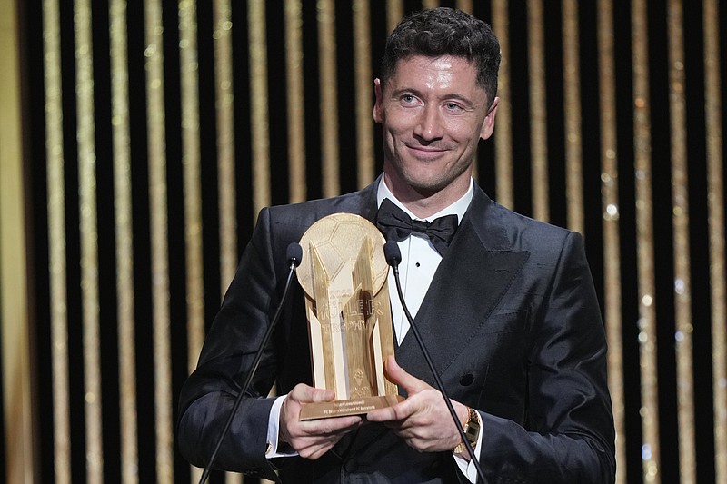 El polaco Robert Lewandowski recibe el premio Gerd Muller al mejor delantero durante la ceremonia del Balón de Oro, el lunes 17 de octubre de 2022, en París. (AP Foto/Francois Mori)