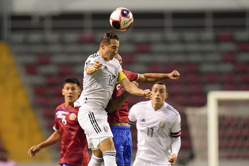 ARCHIVO - Andrés Guardado de México, al frente, y Ricardo Blanco de Costa Rica luchan por el balón durante un partido por las eliminatorias de la CONCACAF al Mundial de Qatar, en San José, Costa Rica, el domingo 5 de septiembre de 2021. (Foto AP/Arnulfo Franco, Archivo)