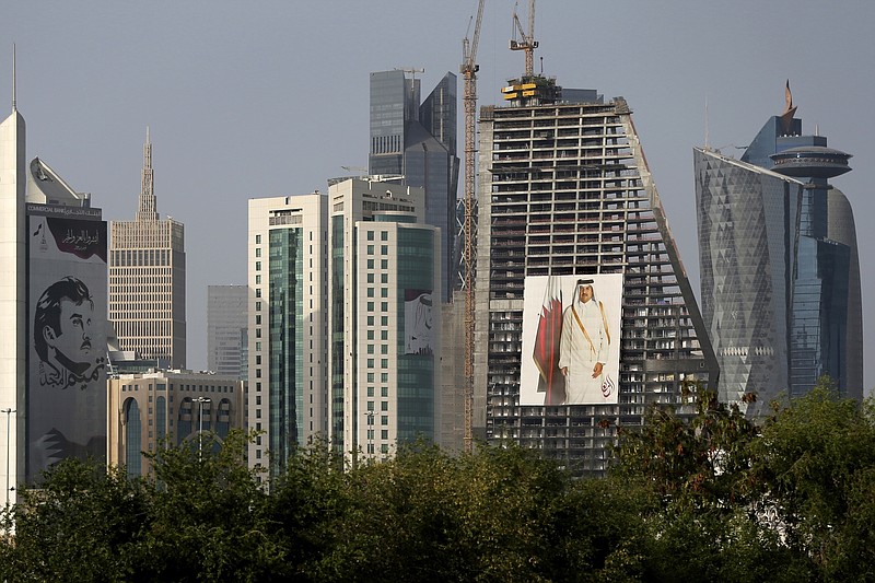 En esta foto de archivo, la imagen del emir de Qatar, el jeque Tamim bin Hamad Al Thani, en una torre en Doha, Qatar, el 5 de mayo de 2018. Qatar estará en primera plana como nunca antes con motivo del Mundial de la FIFA que arranca en noviembre, (AP Foto/Kamran Jebreili, archivo)