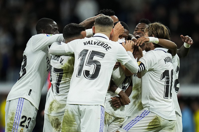 Los jugadores del Real Madrid celebran el gol de Toni Kroos en la victoria 2-1 ante el Cádiz en la Liga española, el jueves 10 de noviembre de 2022. (AP Foto/Manu Fernández)