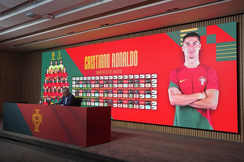 El técnico Fernando Santos al llamar el nombre de Cristiano Ronaldo durante la presentación de la convocatoria de Portugal para el Mundial, el jueves 10 de noviembre de 2022. (AP Foto/Armando Franca)