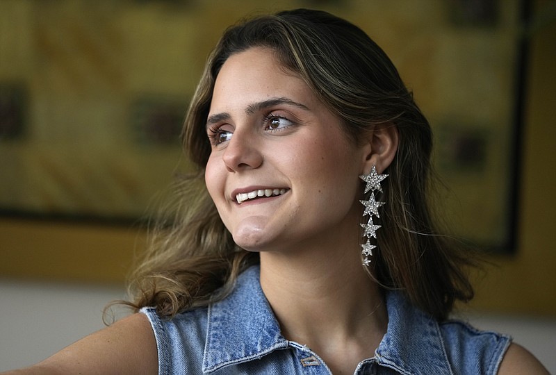 La cantante venezolana Tiare posa en su casa en Lima, Perú, el 24 de octubre de 2022. Tiare está nominada al Latin Grammy como mejor nuevo artista. Los Latin Grammy se entregarán el 17 de noviembre en Las Vegas. (Foto AP/Martin Mejia)