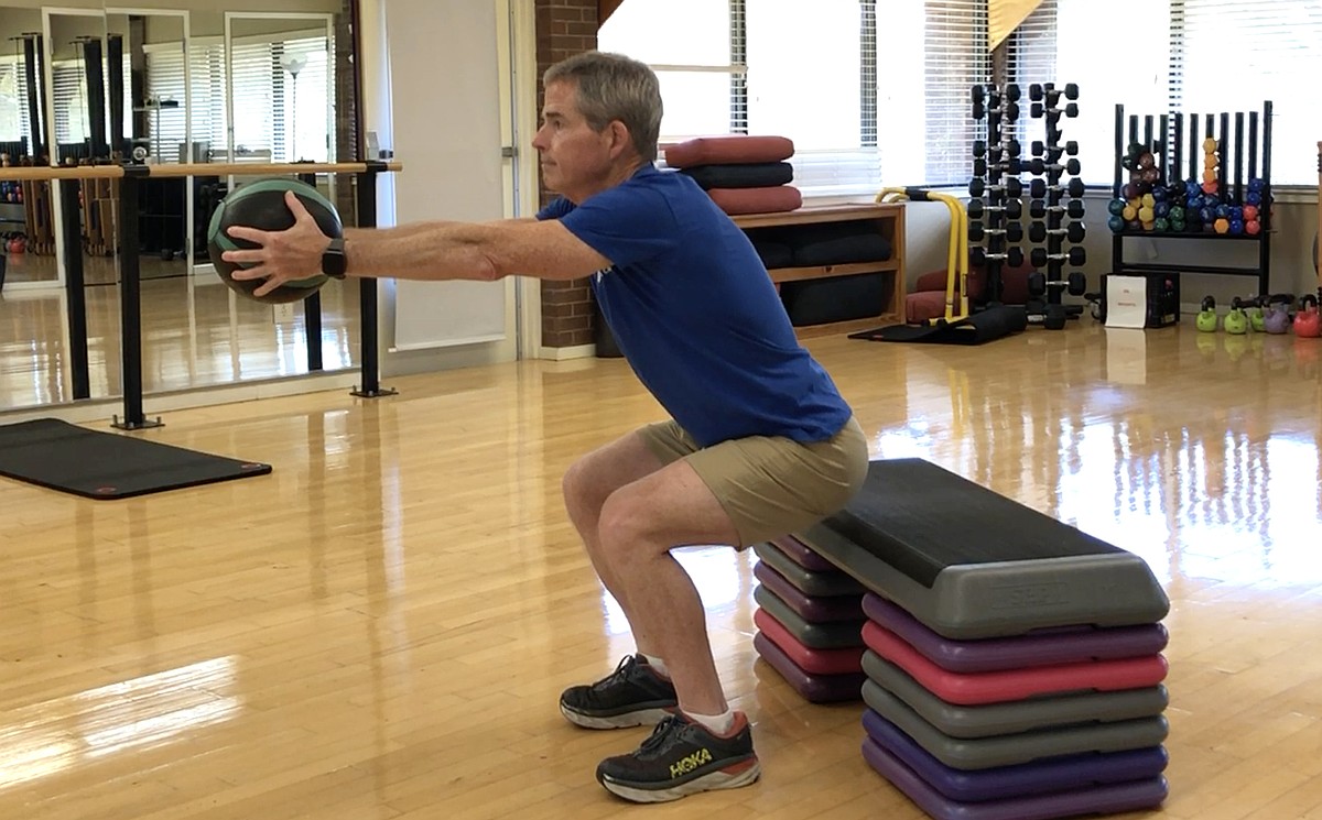 MASTER CLASS: Tweaking the classic squat safely works legs, hips ...