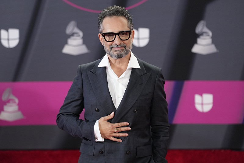 Jorge Drexler llega a la 23a entrega anual del Latin Grammy en la  Mandalay Bay Michelob Ultra Arena el 17 de noviembre de 2022 en Las Vegas. (Foto AP/John Locher)