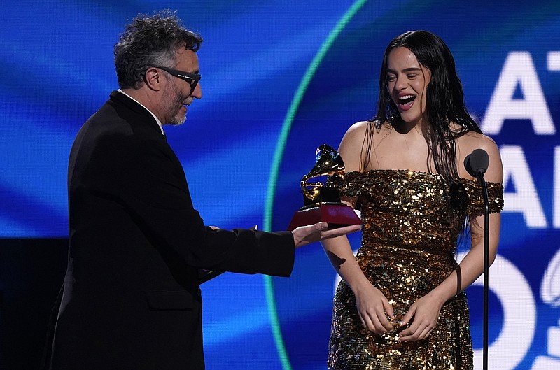 Fito Páez, izquierda, le entrega a Rosalía el premio al álbum del año por r "Motomami"en la 23a entrega anual del Latin Grammy en la Mandalay Bay Michelob Ultra Arena el jueves 17 de noviembre de 2022, en Las Vegas. (Foto AP/Chris Pizzello)