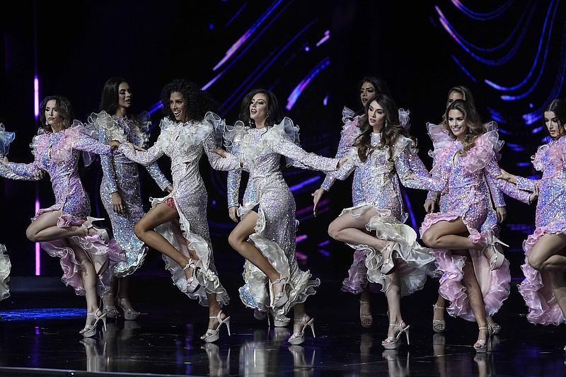 Concursantes en el escenario de Miss Venezuela en Caracas, Venezuela, el 16 de noviembre de 2022. (Foto AP/Matias Delacroix)