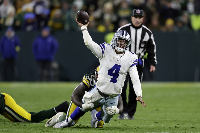 Dak Prescott, quarterback de los Cowboys de Dallas, es derribado por Jarran Reed, defensive tackle de los Packers de Green Bay, el domingo 13 de noviembre de 2022 (AP Foto/Matt Ludtke)