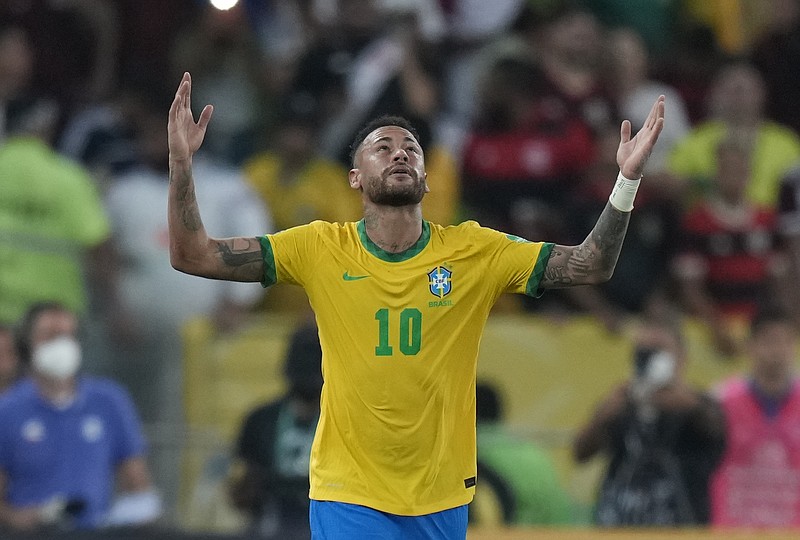 ARCHIVO - El delantero brasileño Neymar celebra tras marcar un gol de penal contra Chile en las eliminatorias del Mundial, el jueves 24 de marzo de 2022, en Río de Janeiro. (AP Foto/Silvia Izquierdo)