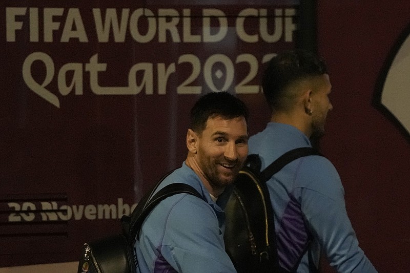 El delantero argentino Lionel Messi al llegar al aeropuerto internacional de Hamad en Doha, Qatar, el jueves 17 de noviembre de 2022, previo al Mundial. (AP Foto/Hassan Ammar)