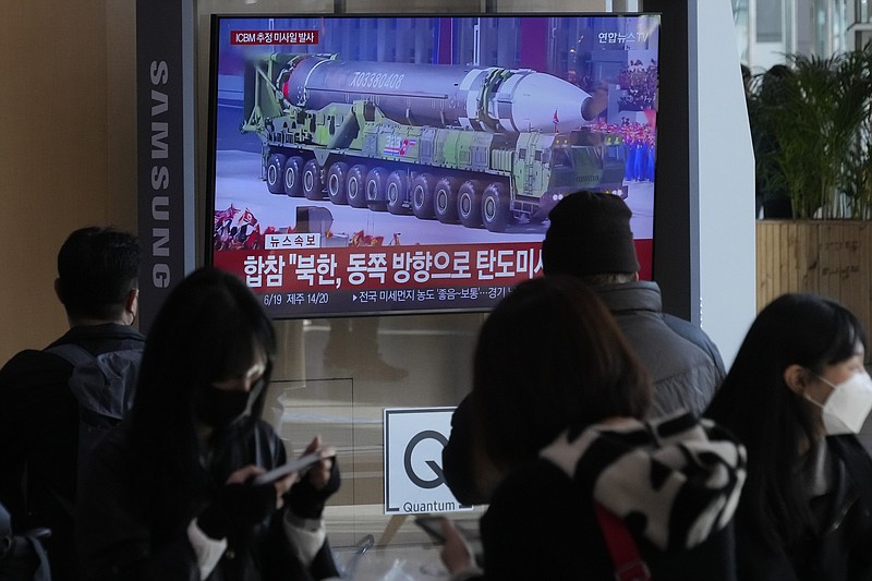 Una pantalla de televisión donde se emite un noticiario muestra una imagen de archivo de un misil norcoreano en un desfile militar, en la estación de tren de Seúl, Corea del Sur, el 18 de noviembre de 2022. (AP Foto/Ahn Young-joon)