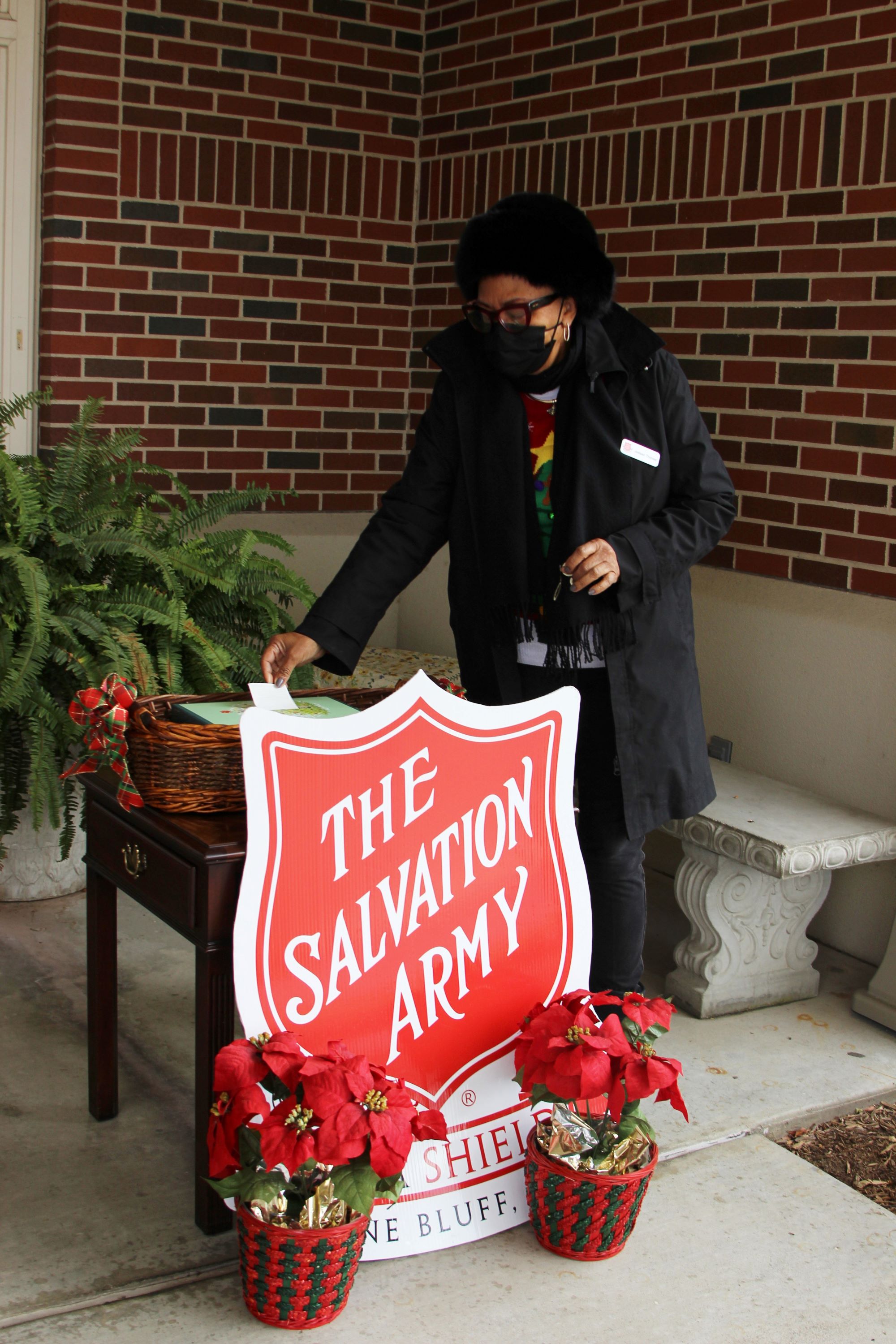 Salvation Army hosts Christmas fundraiser