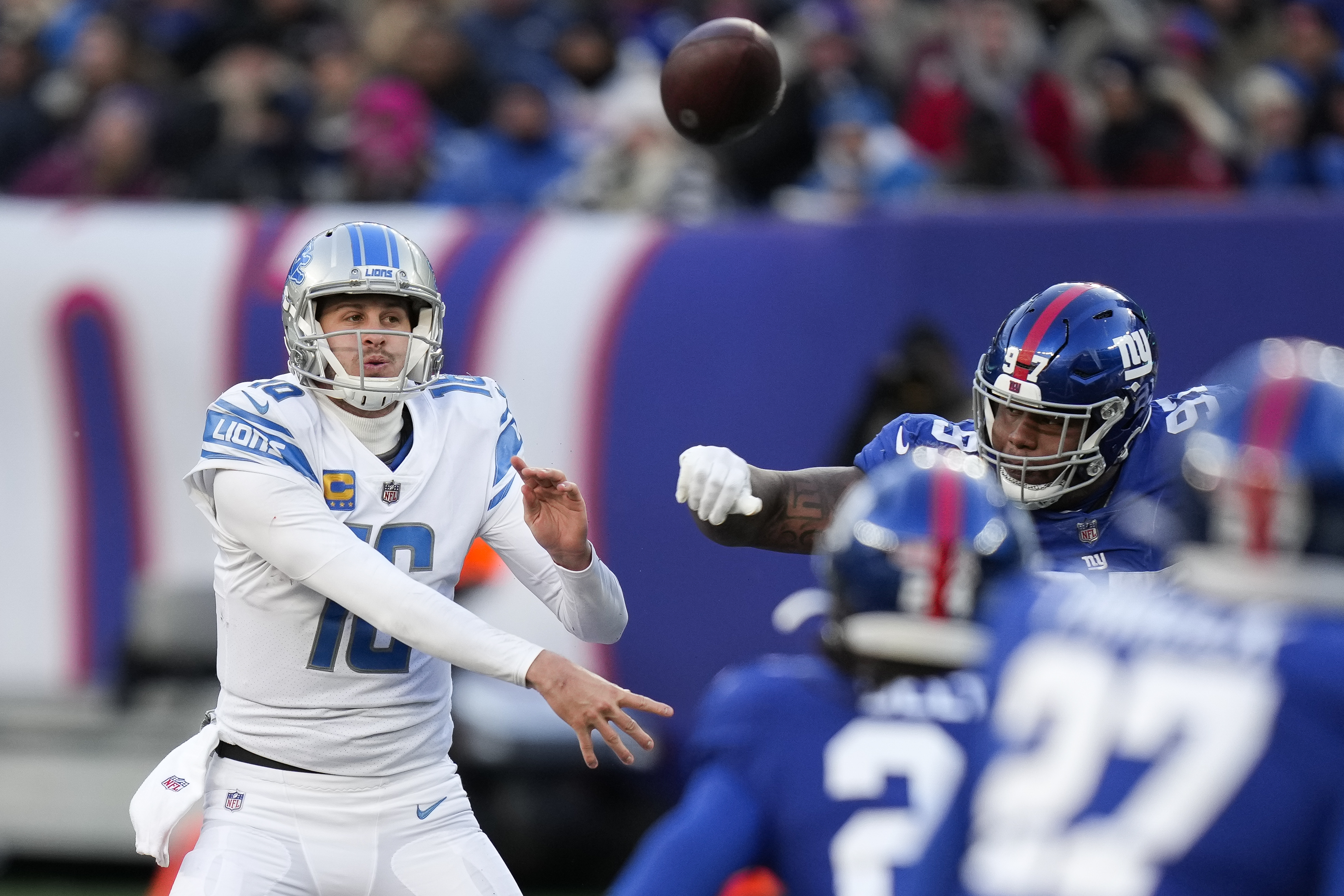 Lions win third straight game with 31-18 victory over Giants