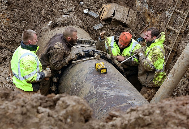 Personnel with Springdale's Water Utilities Department replace the damaged section of a 36-inch water main Friday, January 13, 2017 that broke between 420 and 412 Park Street in Springdale.  (NWA Democrat-Gazette/DAVID GOTTSCHALK)
