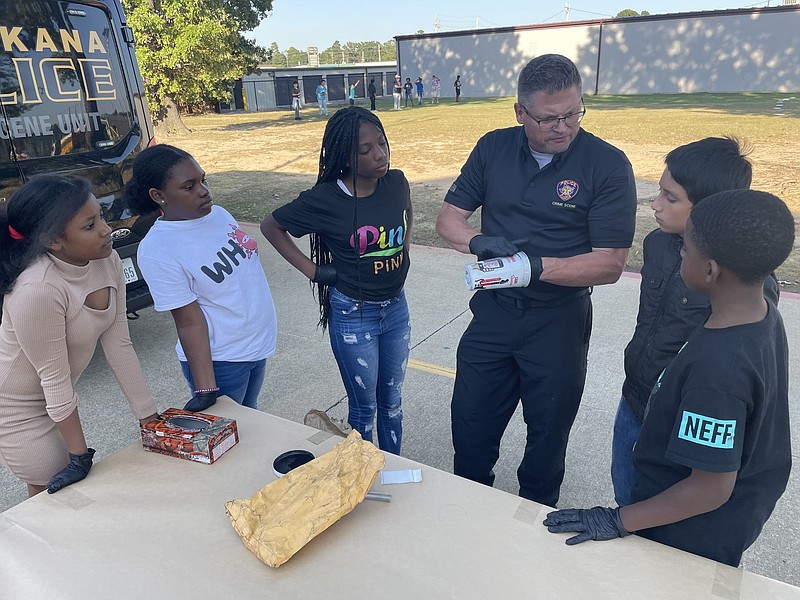 Texarkana Texas Police Department crime scene technician Marc Sullivan talks to kids in the criminal justice club at Texas Middle School. (Photo courtesy TTPD)