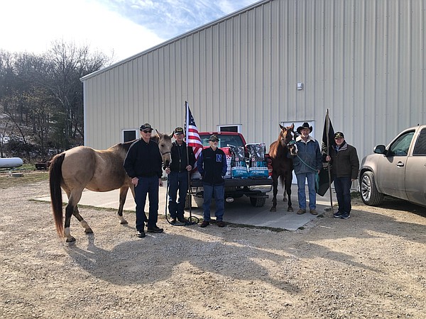 Veterans donate 1,000 pounds of feed to Healing Horses - Vimarsana News