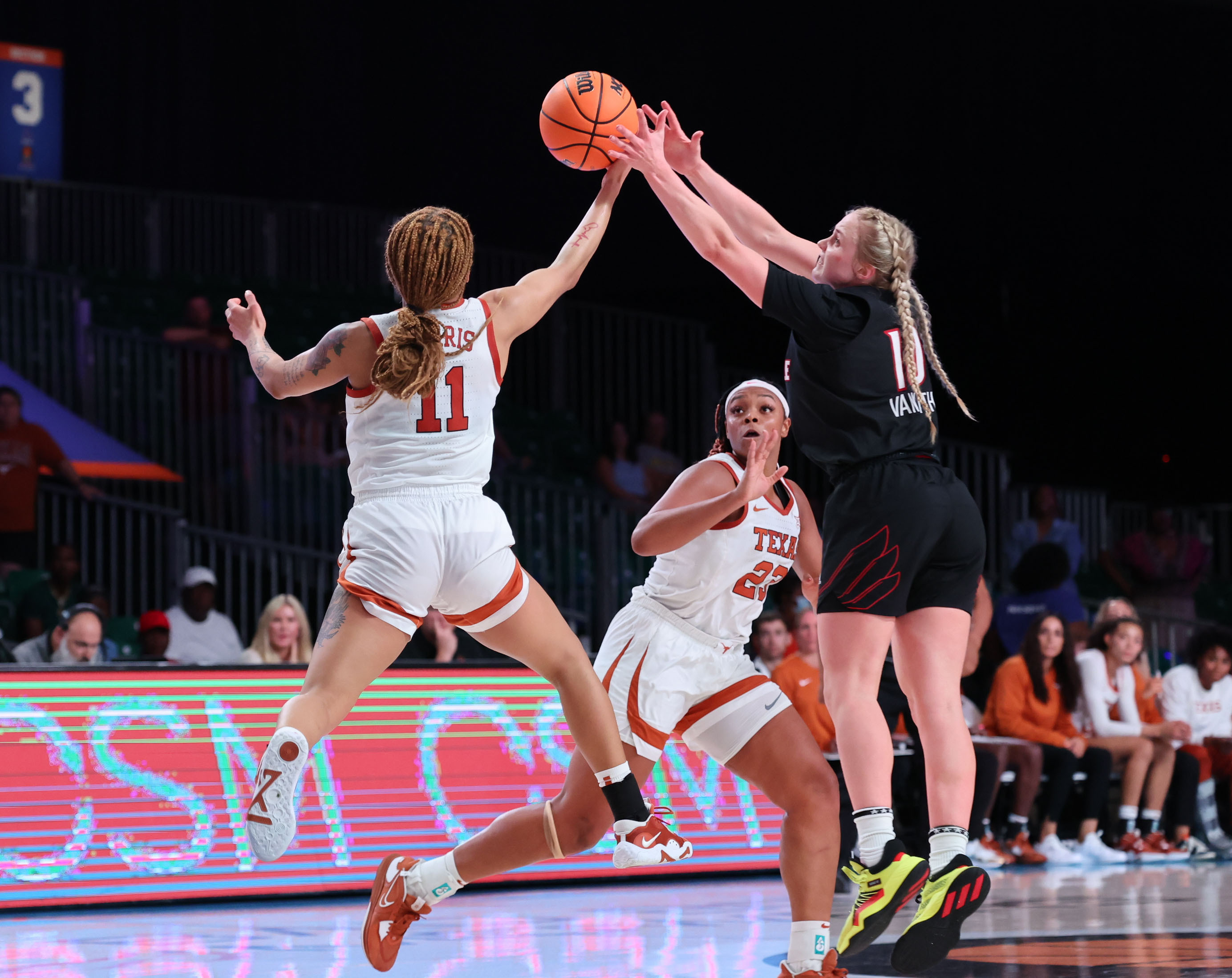 No. 6 Louisville beats No. 3 Texas at Battle 4 Atlantis - Vimarsana News