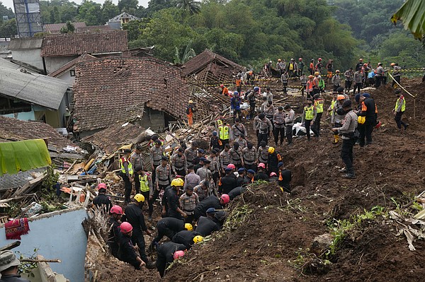 Indonesian Rescuers Focus On Landslide As Quake Toll Rises | Jefferson ...