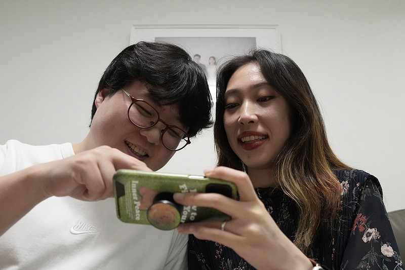 Yoo Young Yi y su esposo Jo Jun Hwi observan su canal de YouTube en su casa el domingo 2 de octubre de 2022, en Seúl, Corea del Sur. La pareja ha decidido no tener hijos. (AP Foto/Ahn Young-joon)