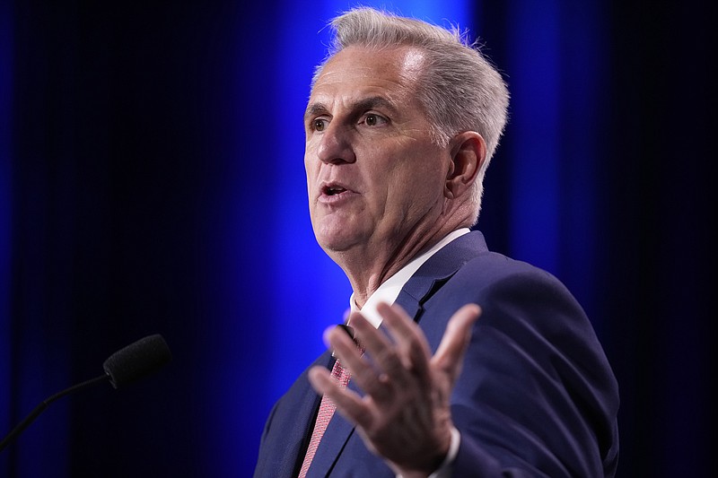 El líder de la minoría de la Cámara de Representantes, Kevin McCarthy, habla en una reunión anual de liderazgo de la Coalición Judía Republicana, el sábado 19 de noviembre de 2022 en Las Vegas. (AP Foto/John Locher)