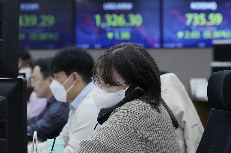 A currency trader watches monitors at the foreign exchange dealing room of the KEB Hana Bank headquarters in Seoul, South Korea, Friday, Nov. 25, 2022. Asian shares were mixed Friday as worries deepened about the regional economy and Japan reported higher-than-expected inflation. (AP Photo/Ahn Young-joon)