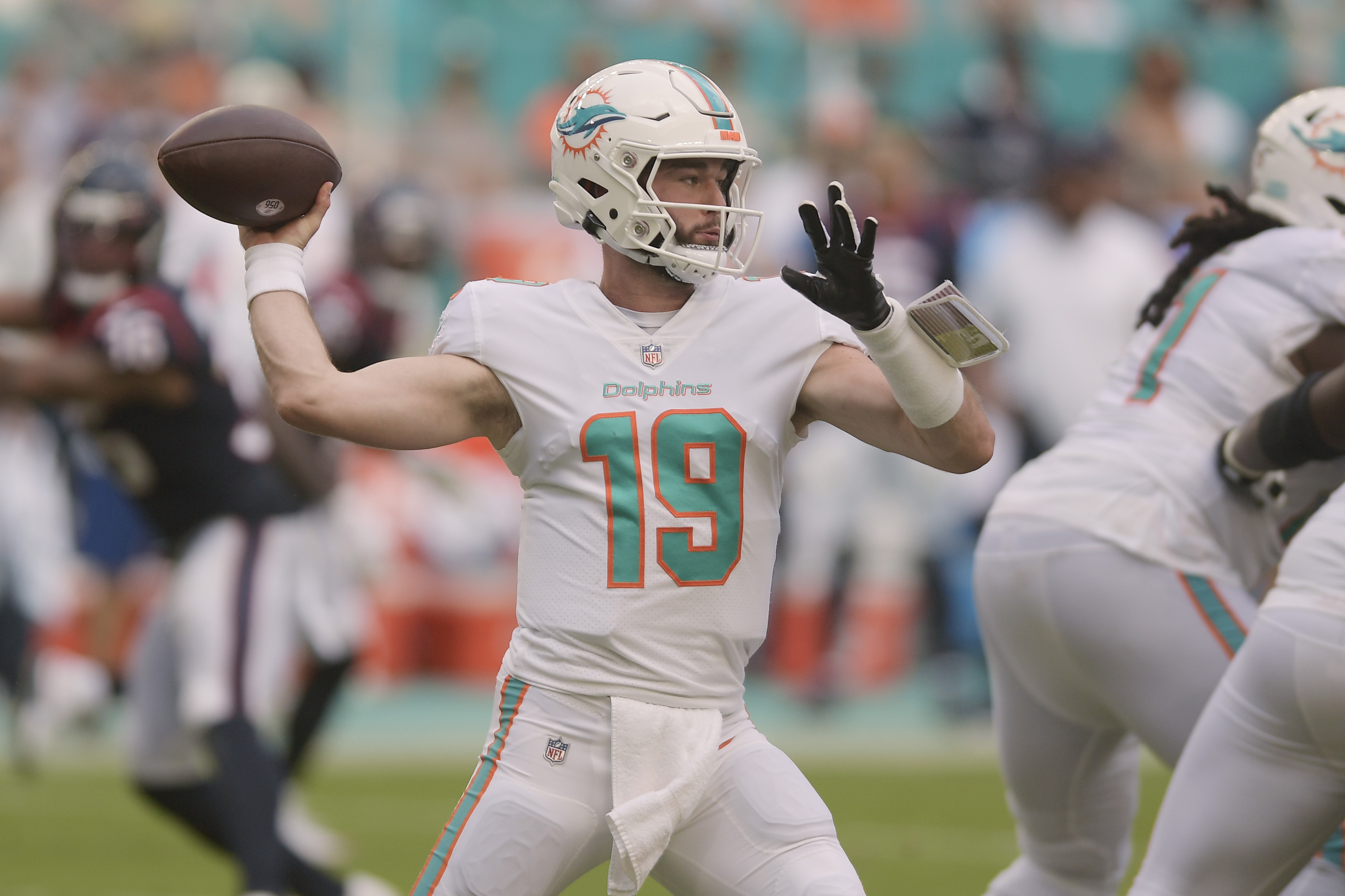 Dolphins rout Texans behind Skylar Thompson's 3 pass TDs