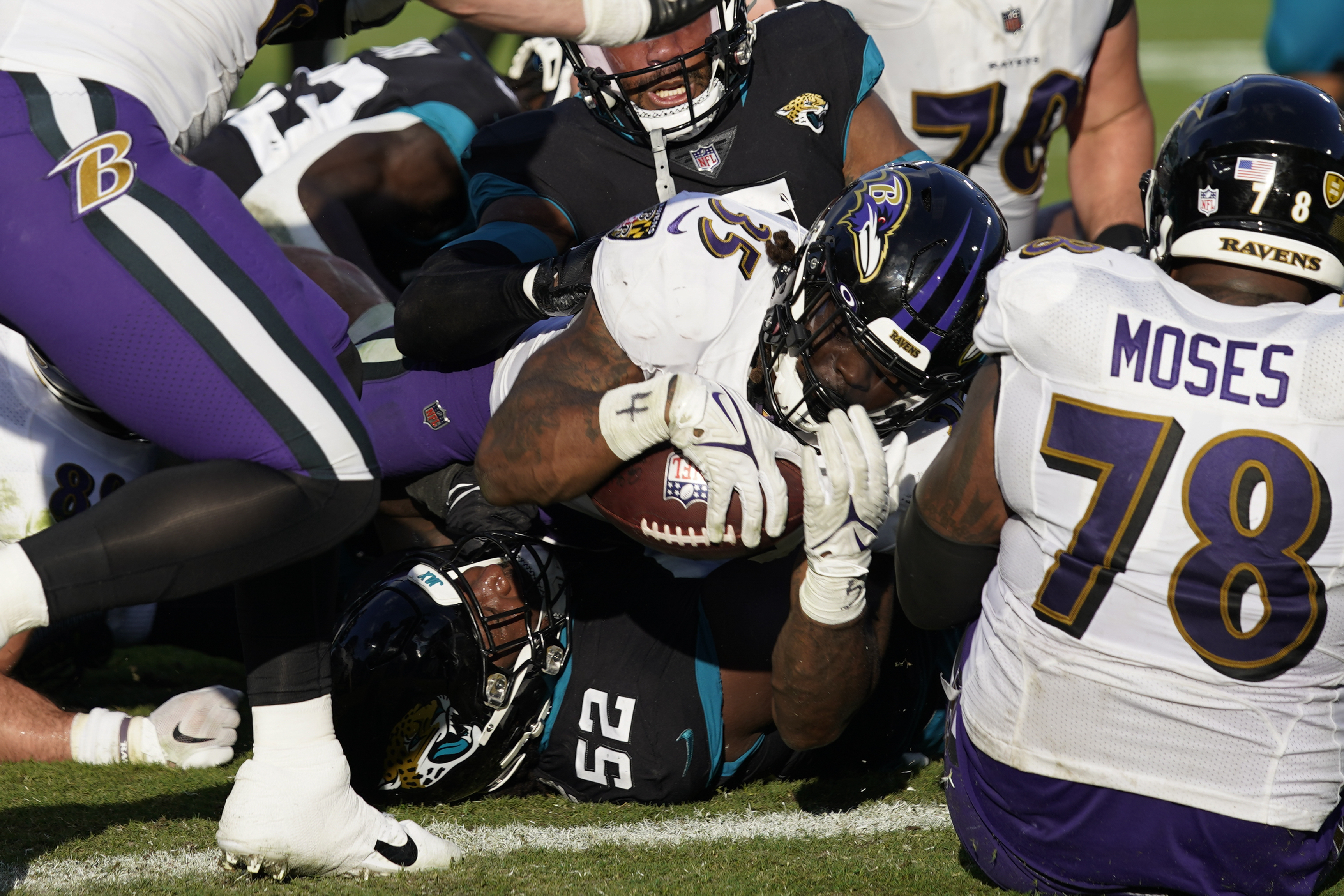 Jaguars' unlikely rally stuns Ravens