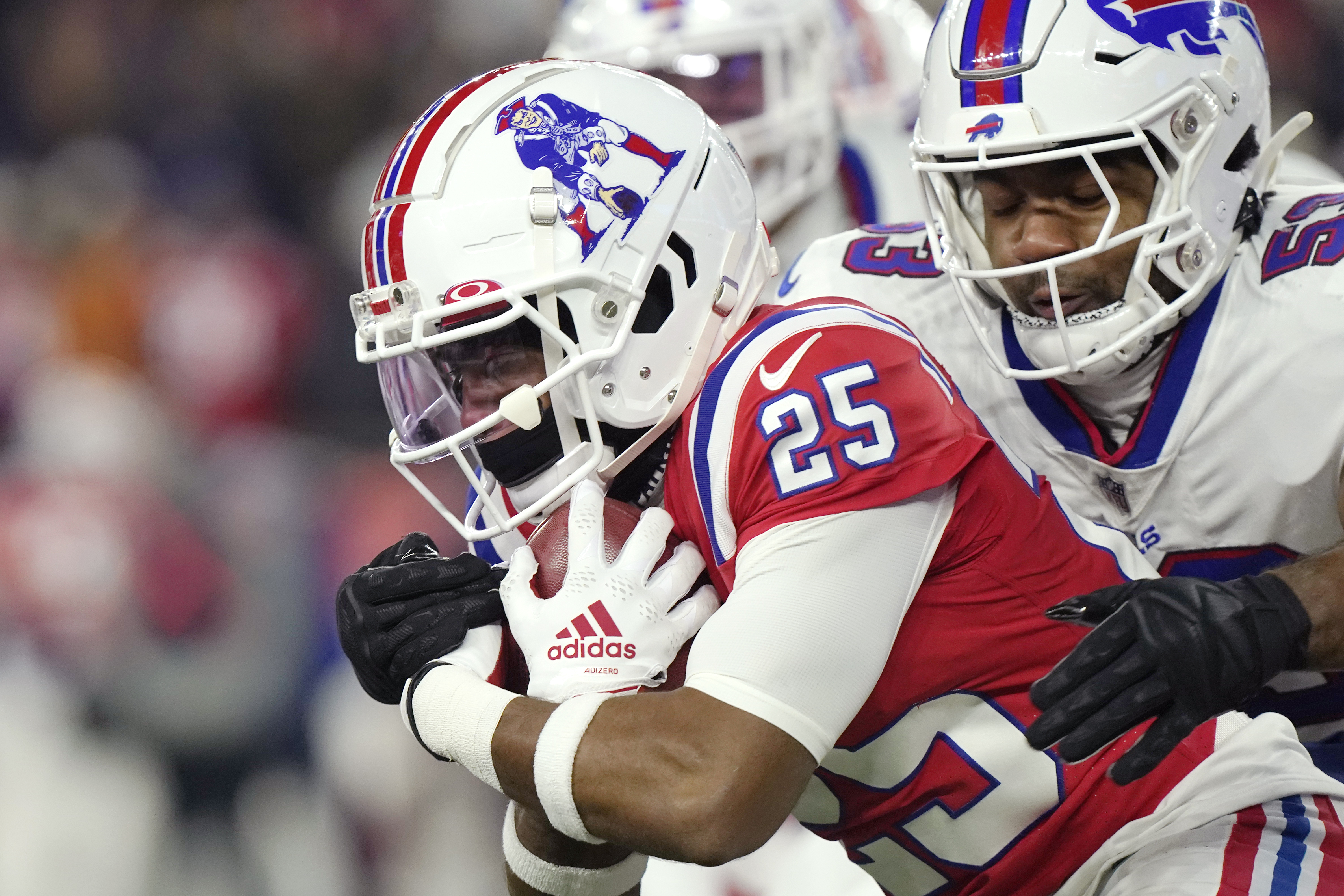 Buffalo Bills tight end Shawn Nelson (89) heads into the end zone to score  against the New England Patriots in the first quarter at Gillette Stadium  in Foxboro, Massachusetts on September 14