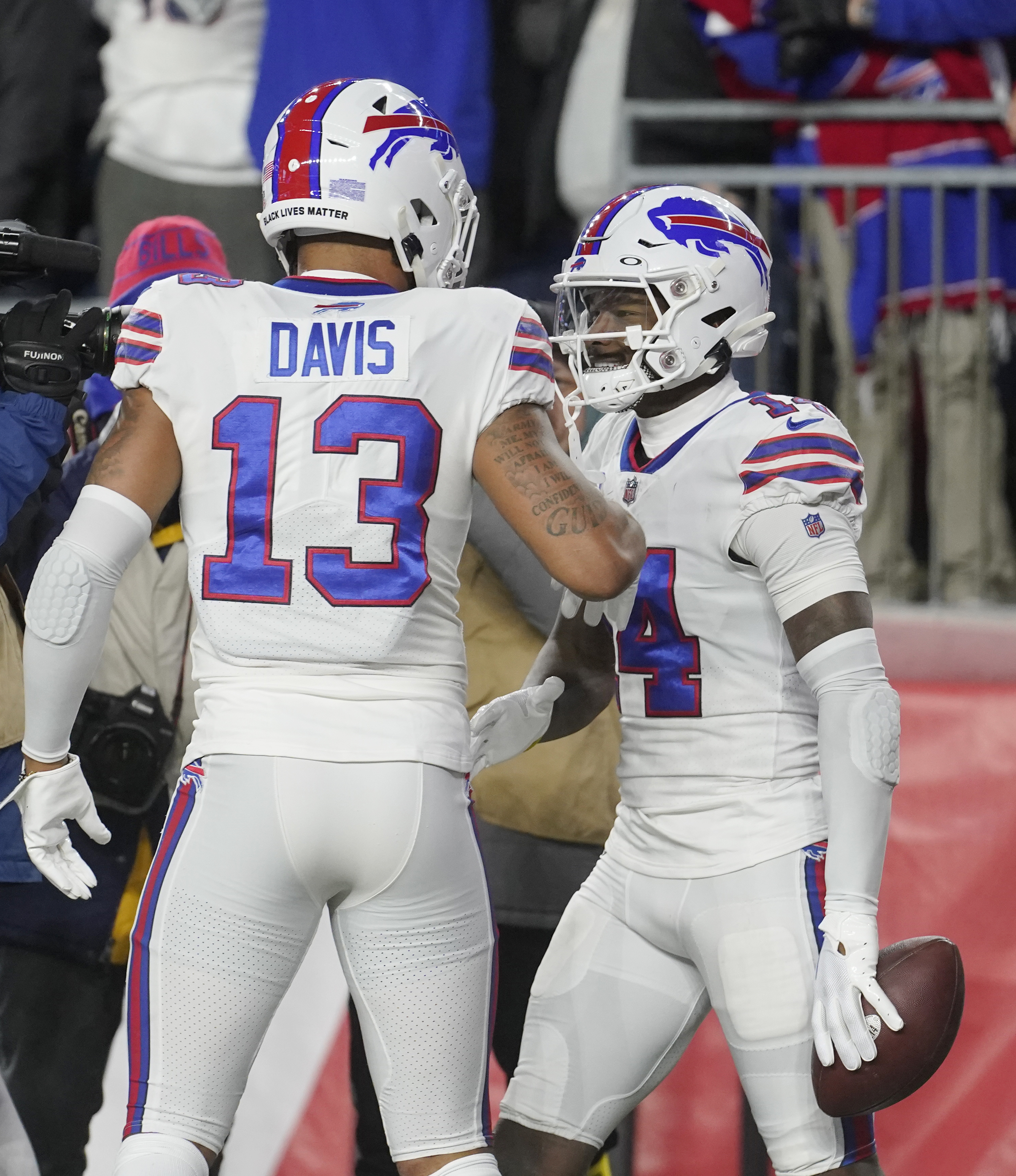 Buffalo Bills quarterback Josh Allen's second TD pass of game hits wide  receiver Stefon Diggs in second quarter