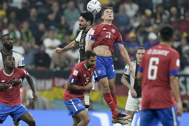 Brandon Aguilera de Costa Rica, a la derecha, e Ilkay Gundogan de Alemania disputan con la cabeza un balón en el partido por el cierre del Grupo E de la Copa Mundial en el Estadio Al Bayt en Jor, Qatar, el jueves 1 de diciembre de 2022. Alemania ganó 4-2, pero ambas selecciones terminaron eliminadas del torneo. (Foto AP/Hassan Ammar)