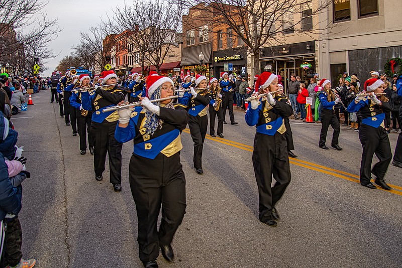 Attendees ignore cold weather to see Christmas parade Jefferson City